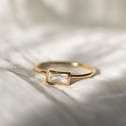 CLASSIC BAGUETTE SOLITAIRE GOLD RING