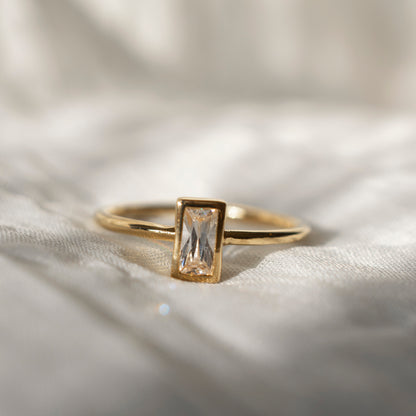 VERSATILE BAGUETTE SOLITAIRE GOLD RING