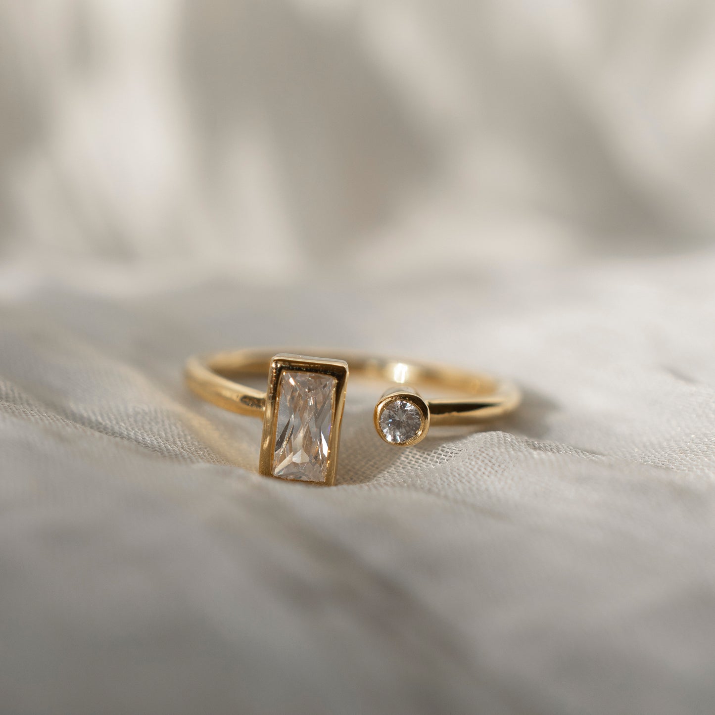 OPEN BAGUETTE & BRILLIANT ROUND GOLD RING