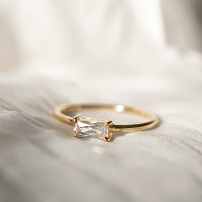 HORIZONTAL BAGUETTE SOLITAIRE GOLD RING