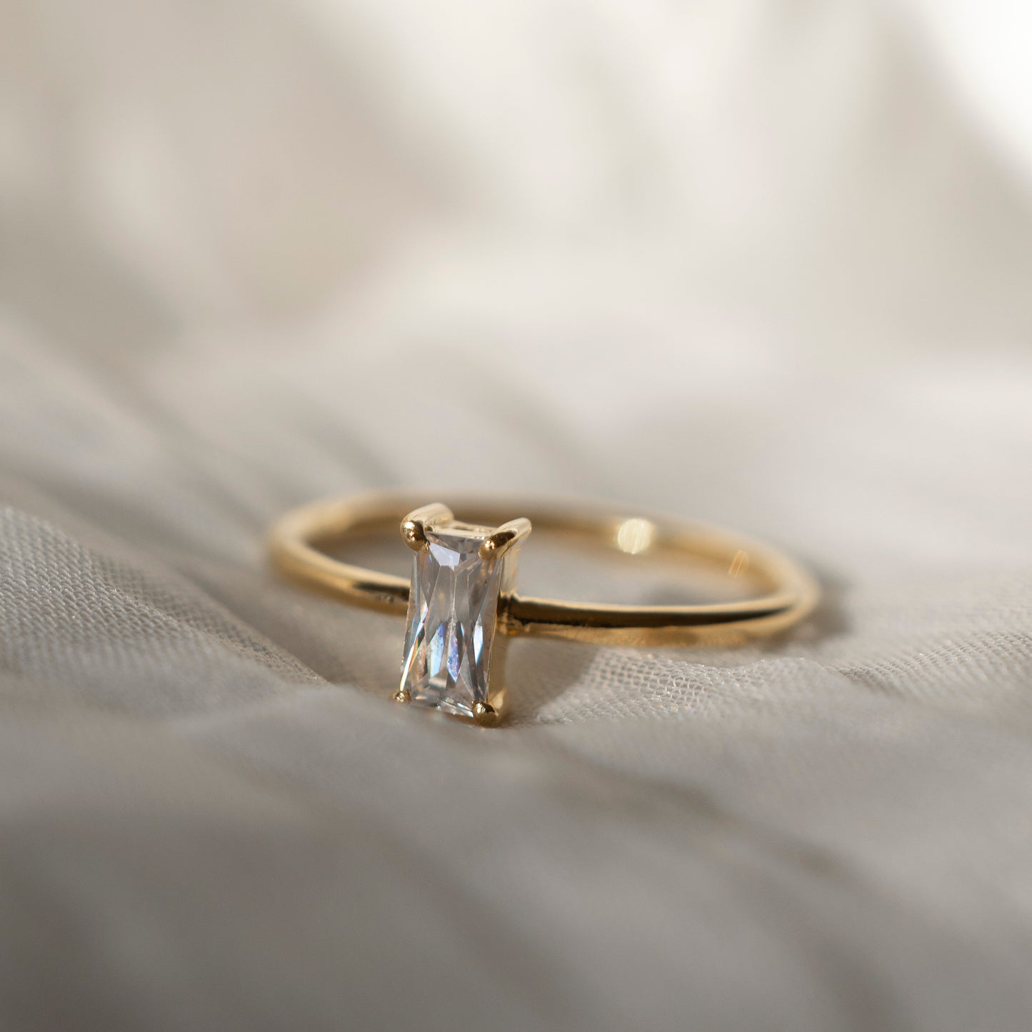 VERTICAL BAGUETTE SOLITAIRE GOLD RING