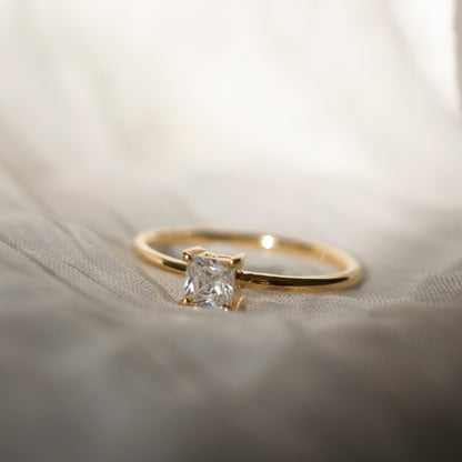 PRONG PRINCESS SOLITAIRE GOLD RING