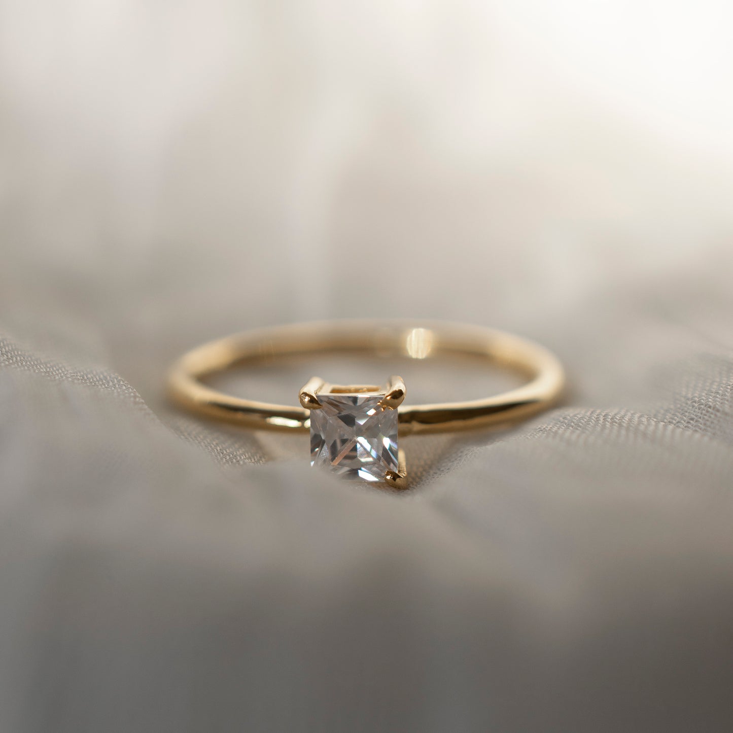 PRONG PRINCESS SOLITAIRE GOLD RING