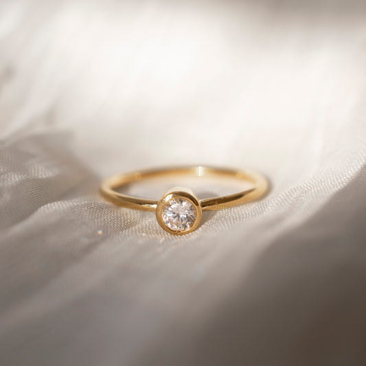 BRILLIANT ROUND BEZEL SOLITAIRE GOLD RING