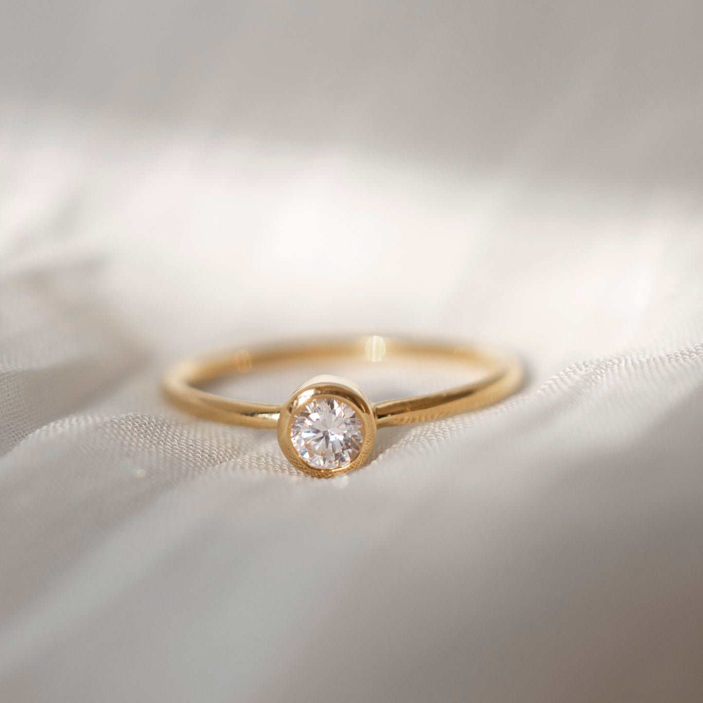 BRILLIANT ROUND BEZEL SOLITAIRE GOLD RING