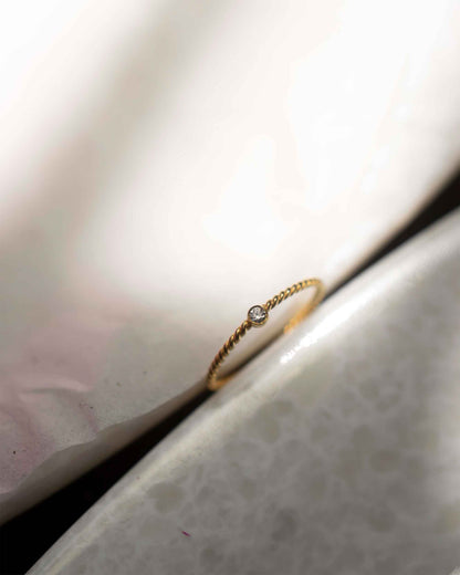 TWISTED TINY DIAMOND 14K GOLD RING