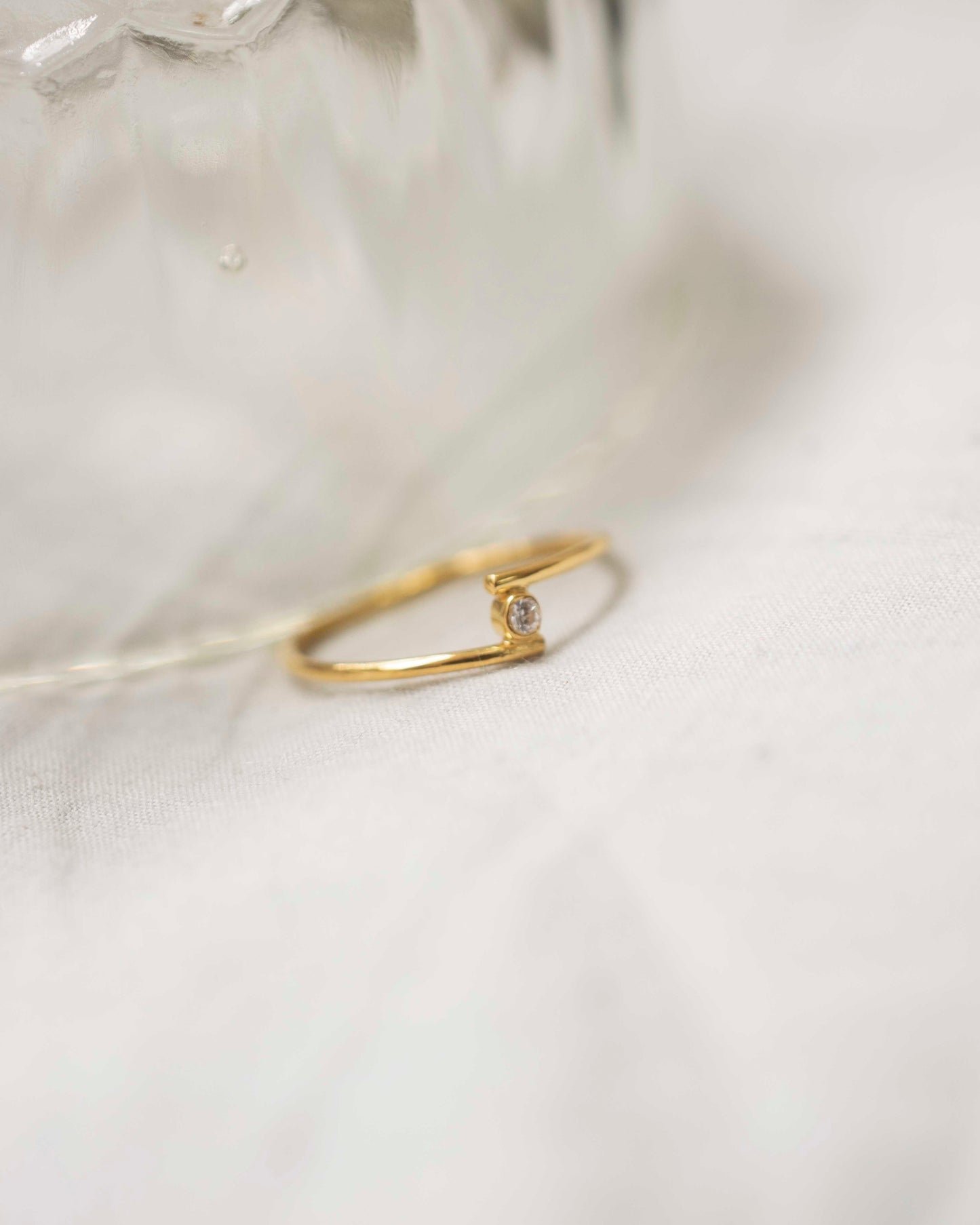 FLOATING DIAMOND 14K GOLD RING