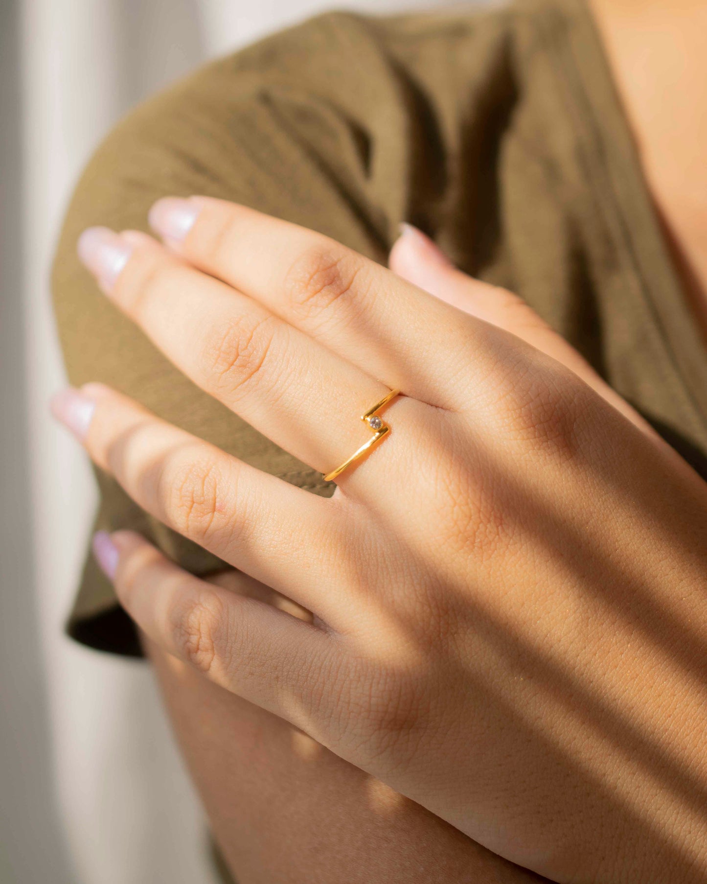 FLOATING DIAMOND 14K GOLD RING