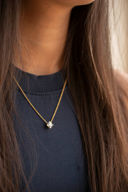 PRONGE BOLD CUSHION NECKLACE