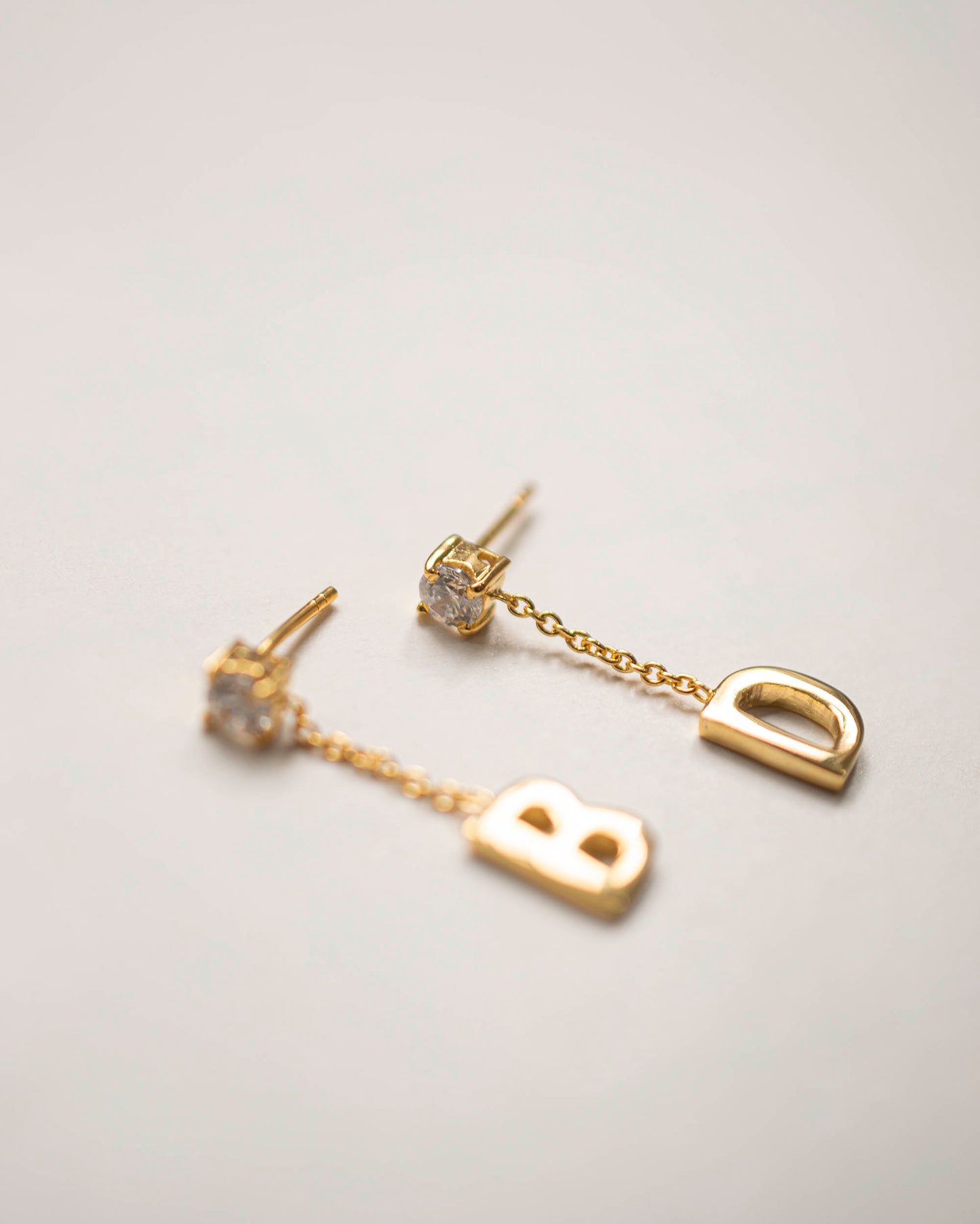 ROUND CUT CHAIN INITIAL EARRINGS