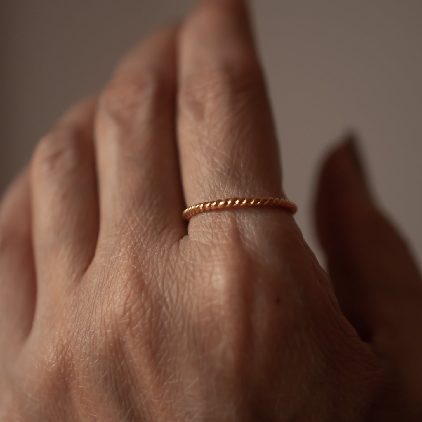 SLIM TWISTED 14K GOLD RING