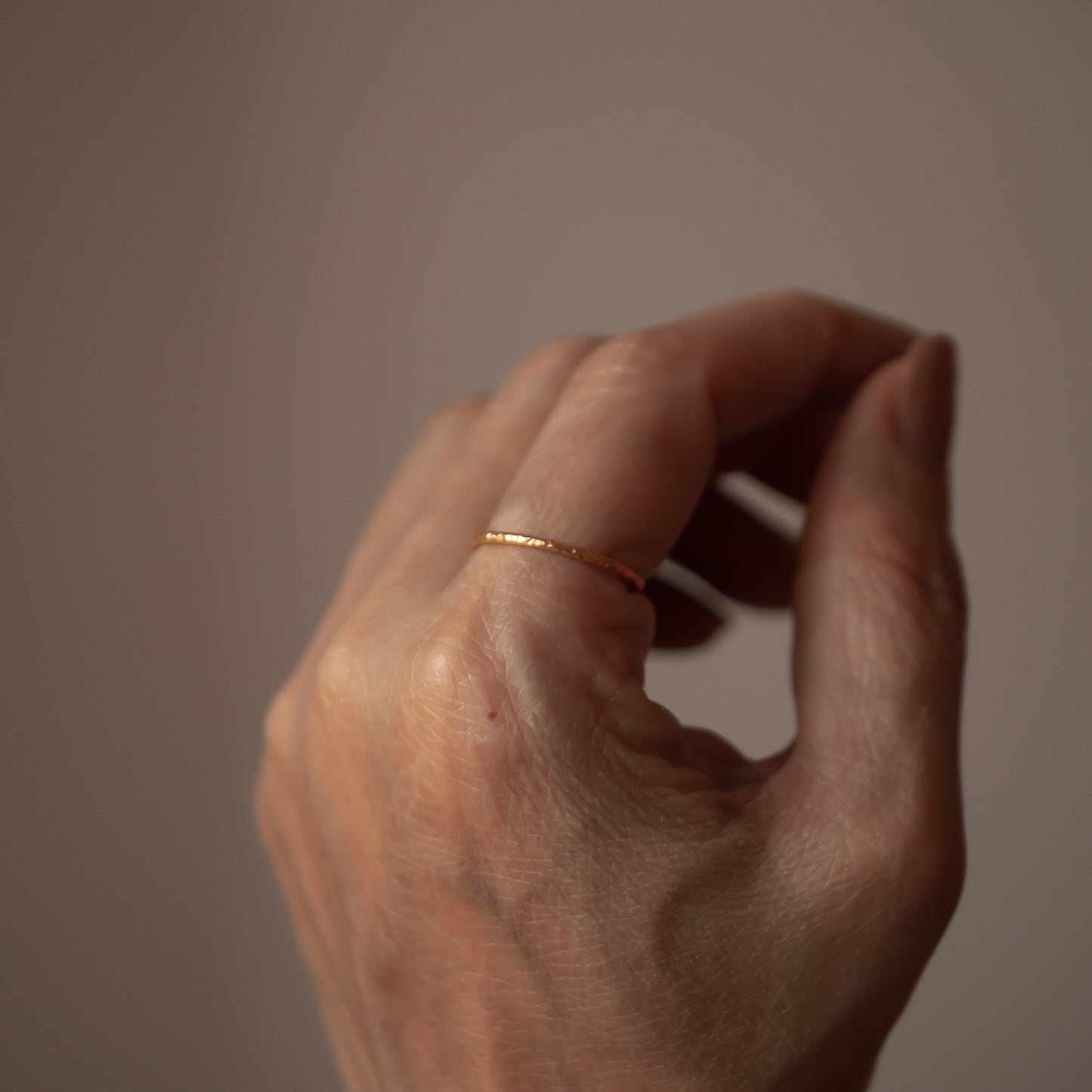 SLIM HAMMERED 14K GOLD RING