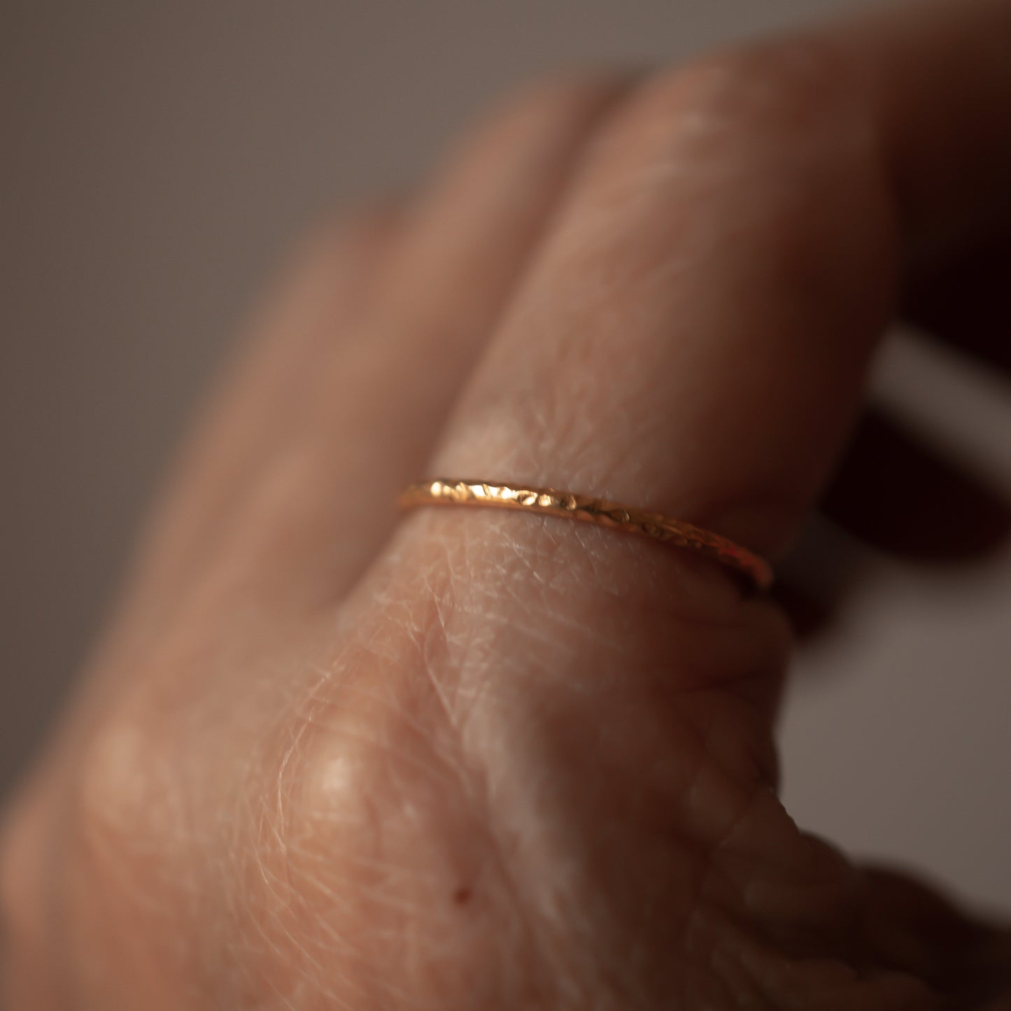 SLIM HAMMERED 14K GOLD RING