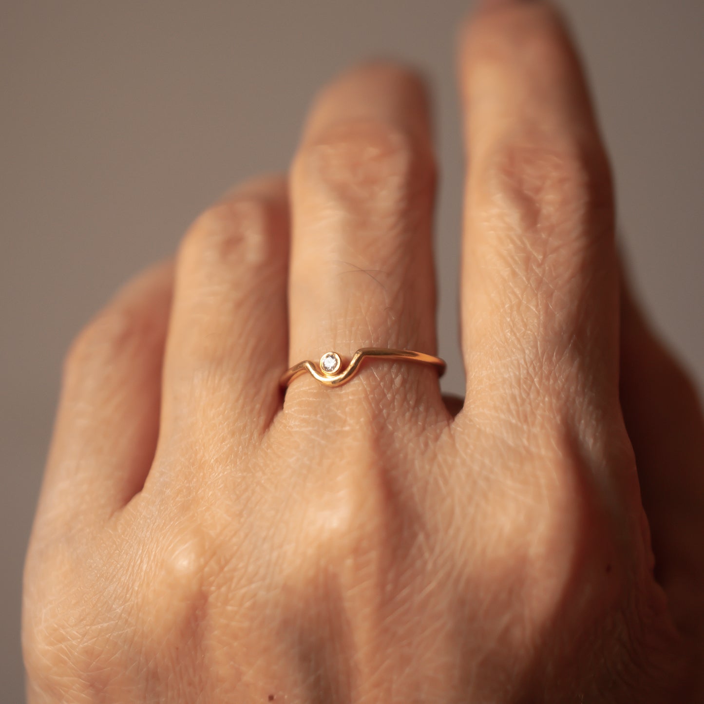 TINY CURVE DIAMOND 14K GOLD RING