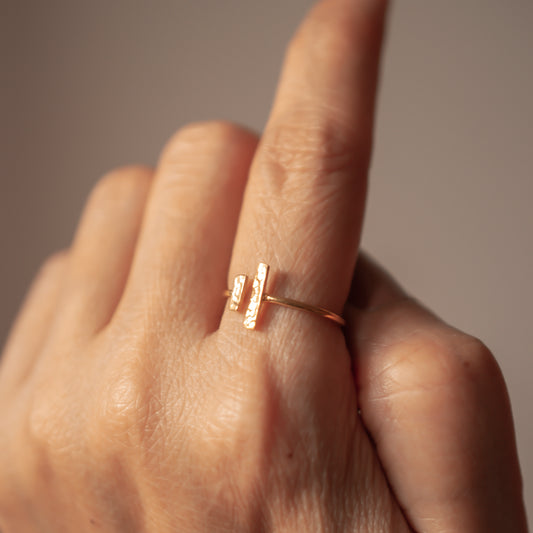 HAMMERED T-BAR OPEN SLIM 14K GOLD RING