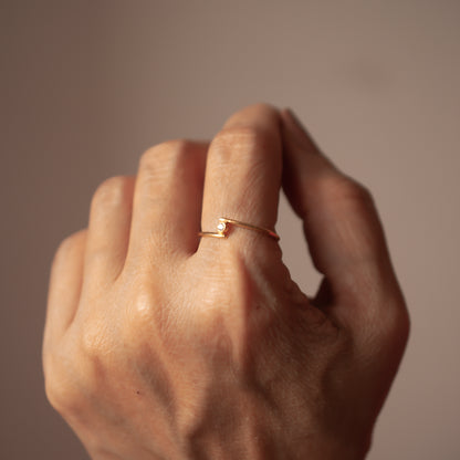 FLOATING DIAMOND 14K GOLD RING