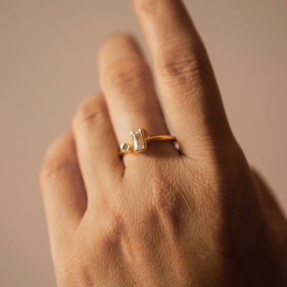 OPEN BAGUETTE & BRILLIANT ROUND GOLD RING