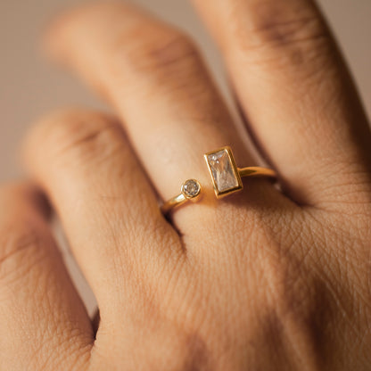 OPEN BAGUETTE & BRILLIANT ROUND GOLD RING