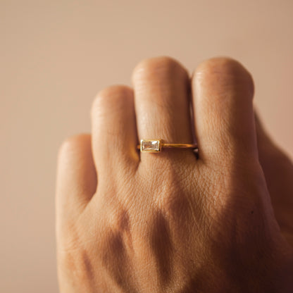 CLASSIC BAGUETTE SOLITAIRE GOLD RING