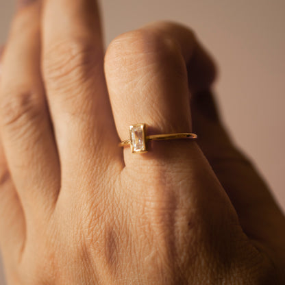 VERSATILE BAGUETTE SOLITAIRE GOLD RING