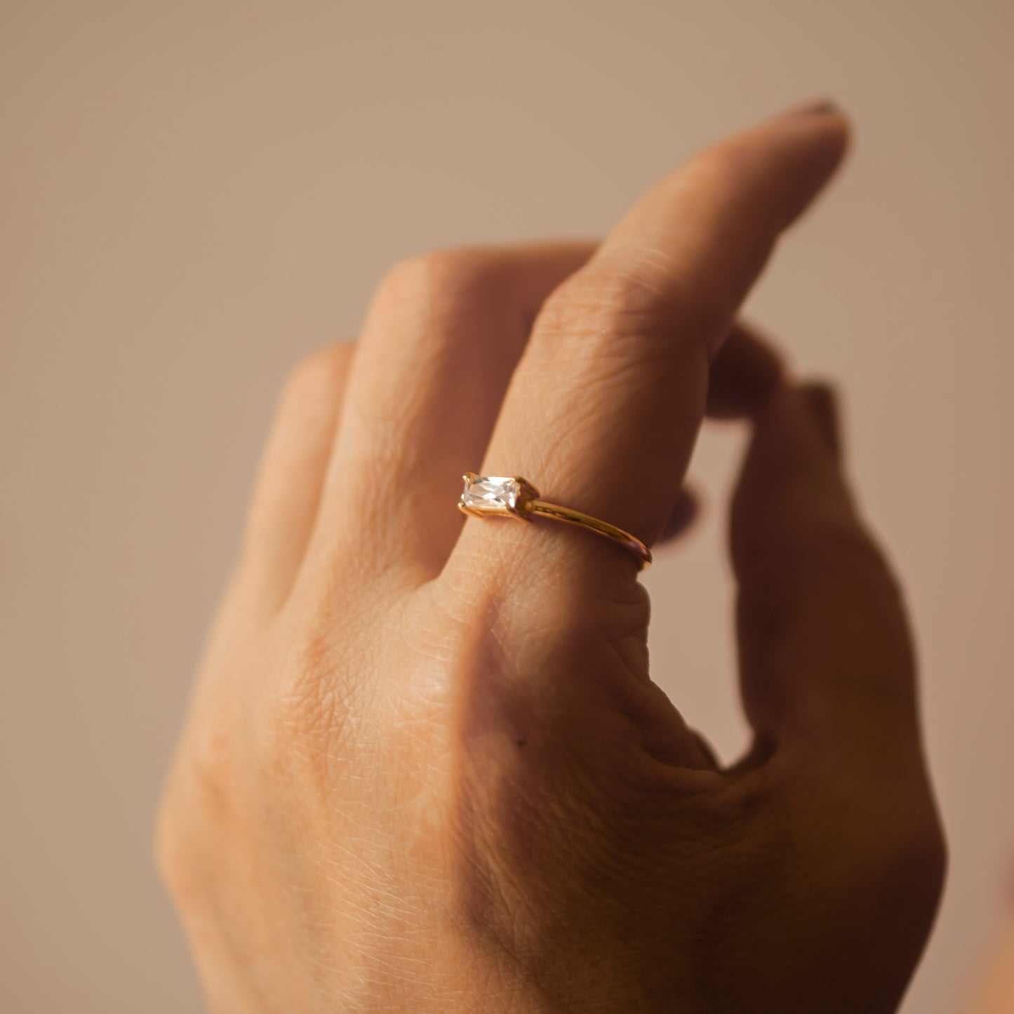 HORIZONTAL BAGUETTE SOLITAIRE GOLD RING