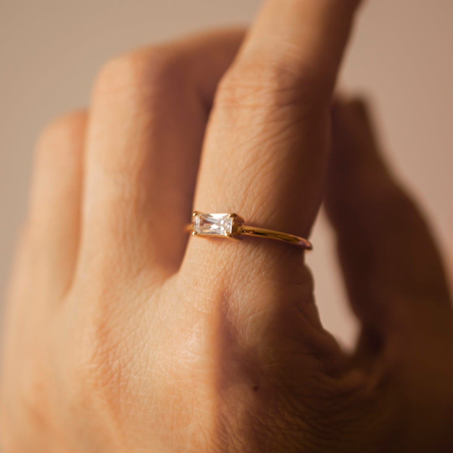 HORIZONTAL BAGUETTE SOLITAIRE GOLD RING