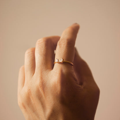 HORIZONTAL BAGUETTE SOLITAIRE GOLD RING