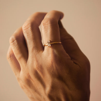 VERTICAL BAGUETTE SOLITAIRE GOLD RING