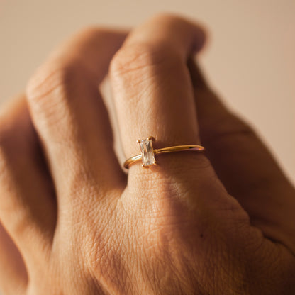 VERTICAL BAGUETTE SOLITAIRE GOLD RING