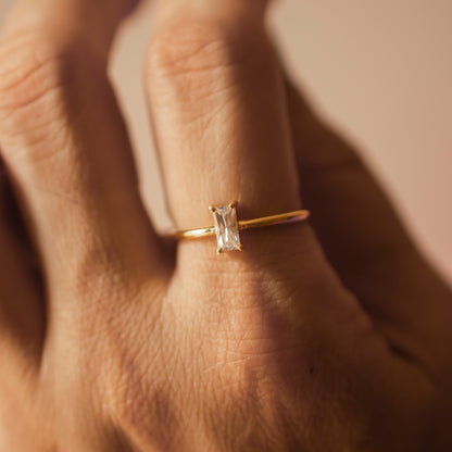 VERTICAL BAGUETTE SOLITAIRE GOLD RING